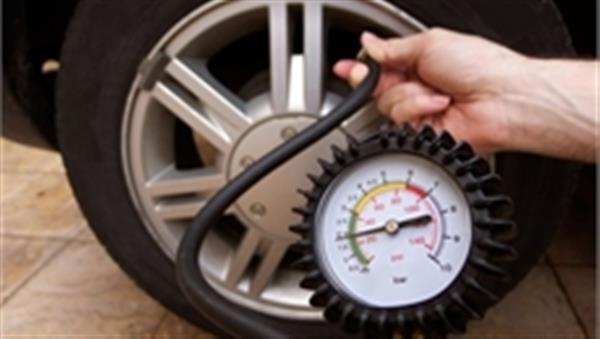 Cách đơn giản nhận biết lốp ô tô bị non hơi