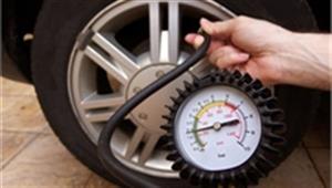 Cách đơn giản nhận biết lốp ô tô bị non hơi